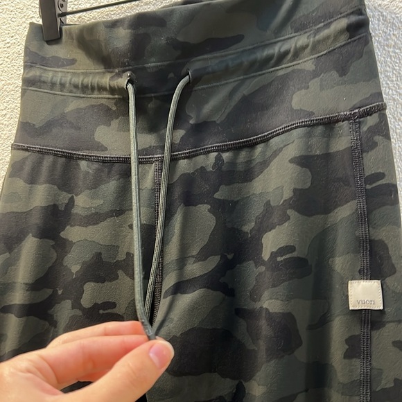 Vuori daily leggings in green camo size Small flawed - Picture 3 of 7